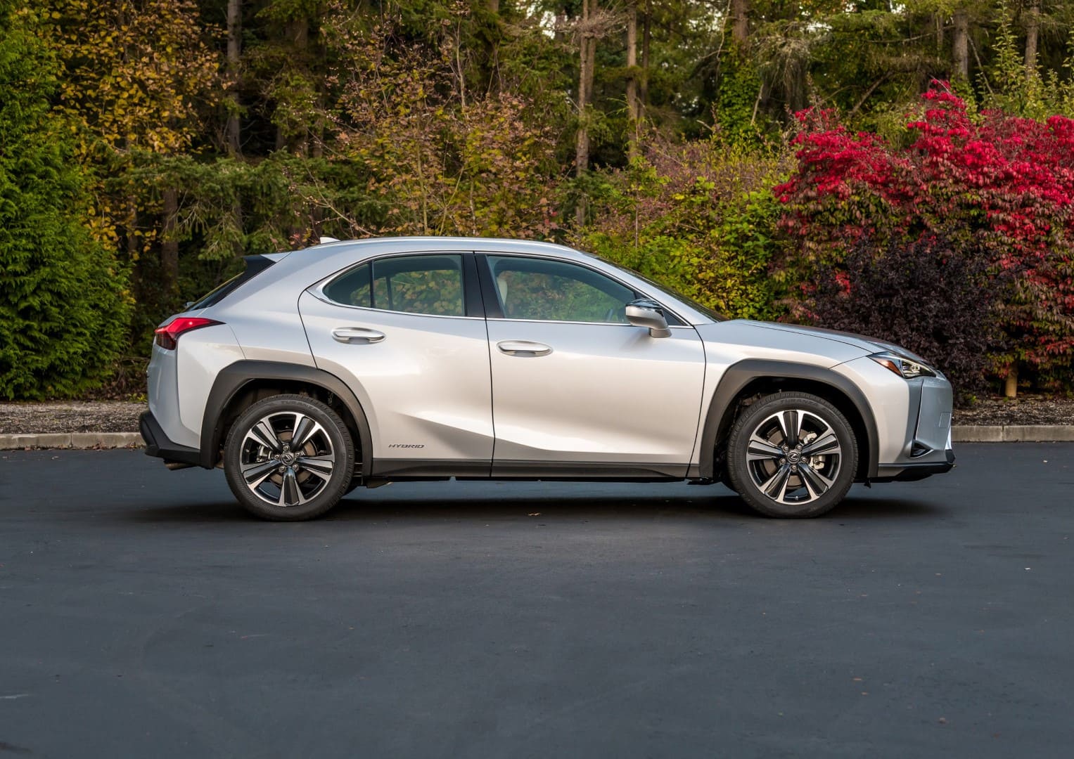 2022-LexusUXh_SilverLiningMetallic_017