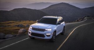 Read more about the article Jeep Grand Cherokee 4xe. Uno de los SUV medianos favoritos de América alza la bandera verde medioambiental.