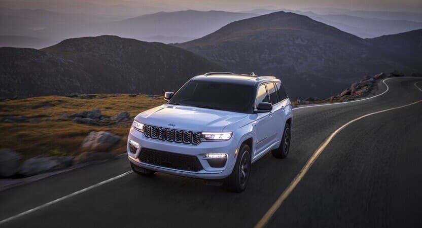 You are currently viewing Jeep Grand Cherokee 4xe. Uno de los SUV medianos favoritos de América alza la bandera verde medioambiental.