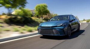 Read more about the article Toyota Camry 2025. Vísteme despacio que voy de prisa.