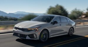 Read more about the article EL NUEVO KIA K5 DEL 2025 HACE SU DEBUT NORTEAMERICANO EN EL AUTO SHOW DE CHICAGO