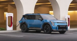 Read more about the article KIA ADOPTARÁ EL ESTÁNDAR DE CARGA NORTEAMERICANO EN EL CUARTO TRIMESTRE DEL 2024