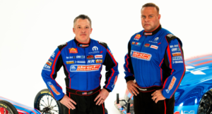 Read more about the article Stewart y Hagan presentan las nuevas máquinas Nitro azul y rojo del equipo TSR Direct Connection Dodge//SRT en los NHRA Gatornationals, prueba