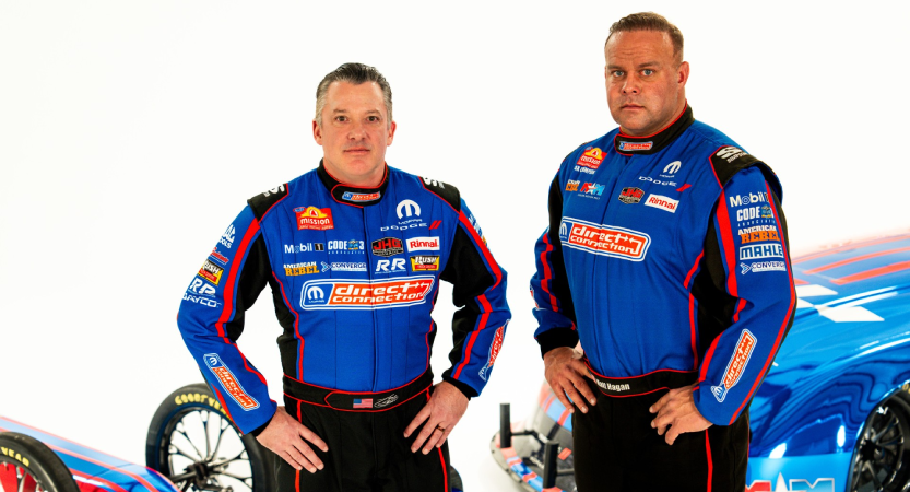 You are currently viewing Stewart y Hagan presentan las nuevas máquinas Nitro azul y rojo del equipo TSR Direct Connection Dodge//SRT en los NHRA Gatornationals, prueba