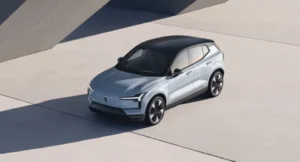 Read more about the article El pequeño SUV eléctrico de Volvo recibe un trato rudo y aventurero. Es el 2026 Volvo EX30 Cross Country 